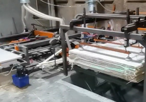 吸盘上板全自动锯边机